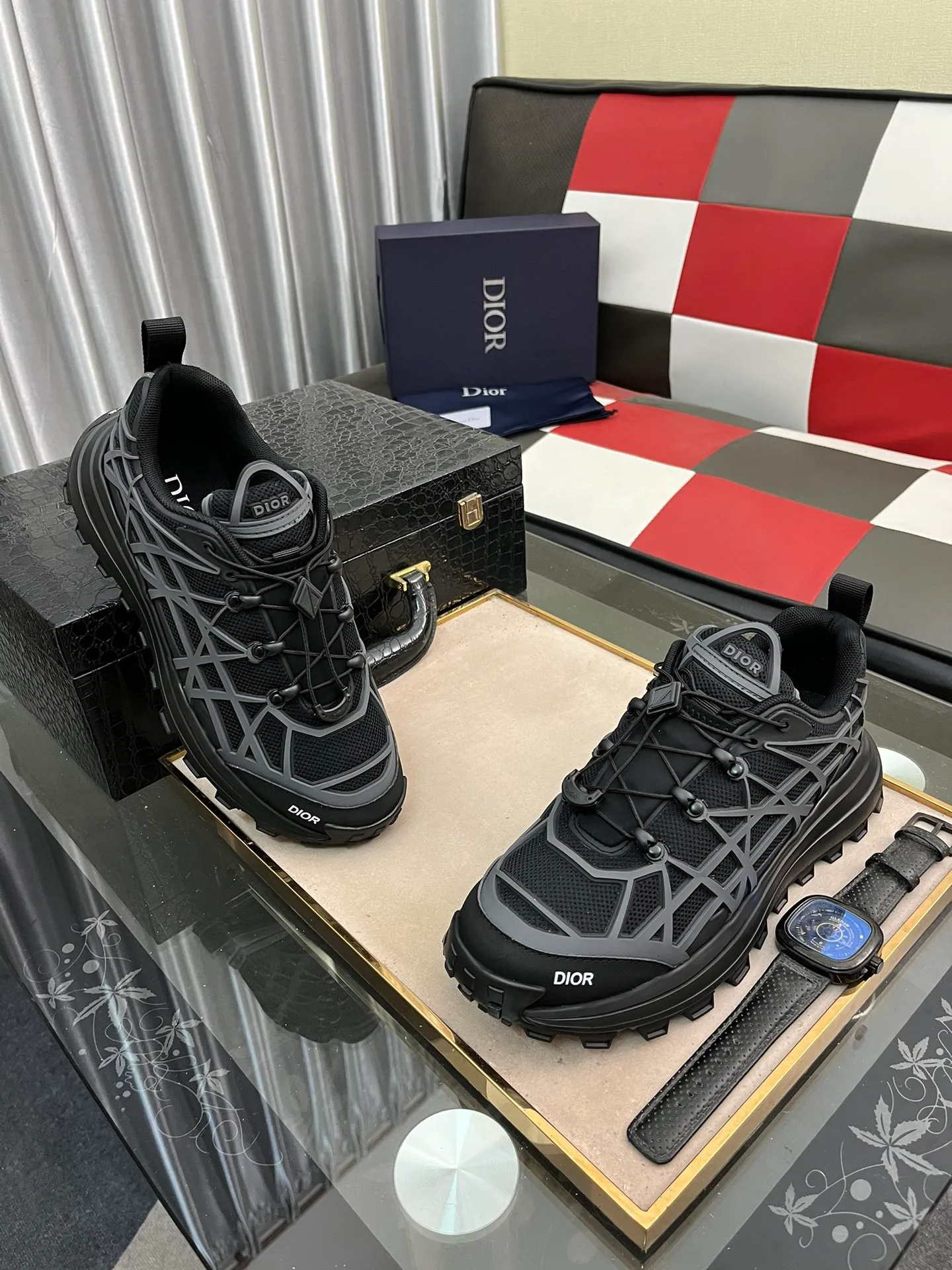 Ex-factory price 520⌚️⌚️B31 RUNNER sports shoes highlight the fashionable silhouette and are decorated with curved cannage pattern. They reinterpret the classic pattern in a structural style and enrich the Dior 2023 summer men's wear series. Meticulously crafted using the advanced craftsmanship of hiking shoes, it blends outdoor culture with Dior heritage. Code number 38-445⃣️Color optional
